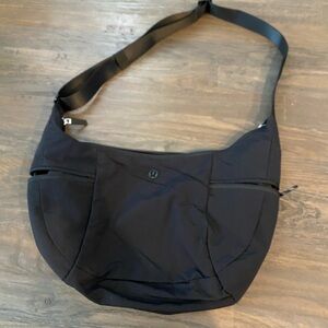 Lululemon slouchy sling bag 6l black color